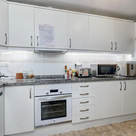 Апартаменти Quality Sleeps 8 Airconditioned Underground Parking Ultra Fast Wifi Марбелья