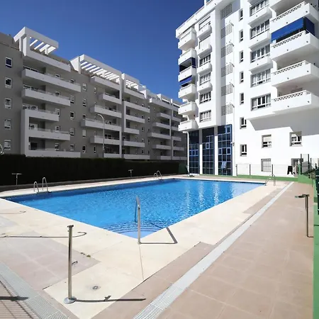 Sleeps 8 Aircon Secure Underground Parking Free Netflix Fast Internet Apartment *