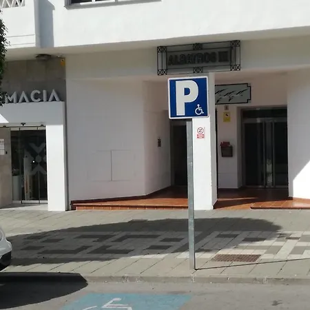 Sleeps 8 Aircon Secure Underground Parking Free Netflix Fast Internet Apartment *