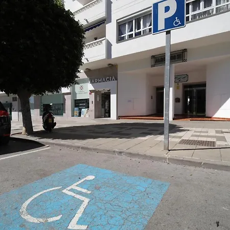 Sleeps 8 Aircon Secure Underground Parking Free Netflix Fast Internet *