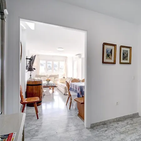 Sleeps 8 Aircon Secure Underground Parking Free Netflix Fast Internet * Marbella