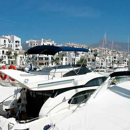 Sleeps 8 Aircon Secure Underground Parking Free Netflix Fast Internet *
