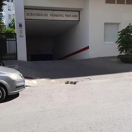 Sleeps 8 Aircon Secure Underground Parking Free Netflix Fast Internet *