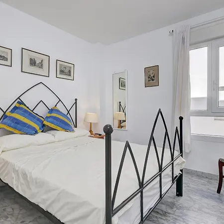 Sleeps 8 Aircon Secure Underground Parking Free Netflix Fast Internet Apartment Marbella