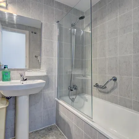 Sleeps 8 Aircon Secure Underground Parking Free Netflix Fast Internet *