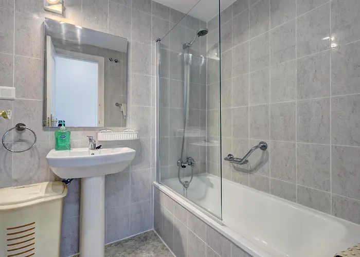 Quality Sleeps 8 Airconditioned Underground Parking Ultra Fast Wifi *