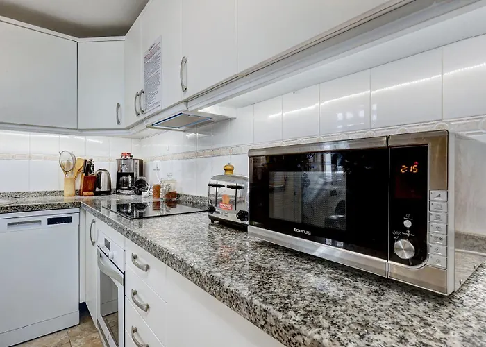 Quality Sleeps 8 Airconditioned Underground Parking Ultra Fast Wifi شقة *