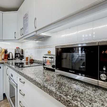 Quality Sleeps 8 Airconditioned Underground Parking Ultra Fast Wifi Apartment *